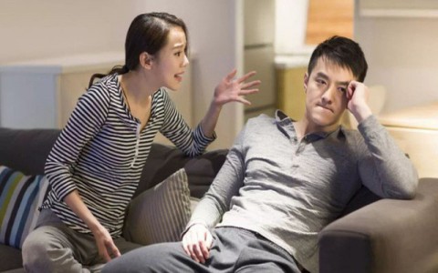 Tôi hất đổ nồi cơm sống vợ nấu khi đi làm về, sự thật đằng sau khiến tôi bật khóc hối hận